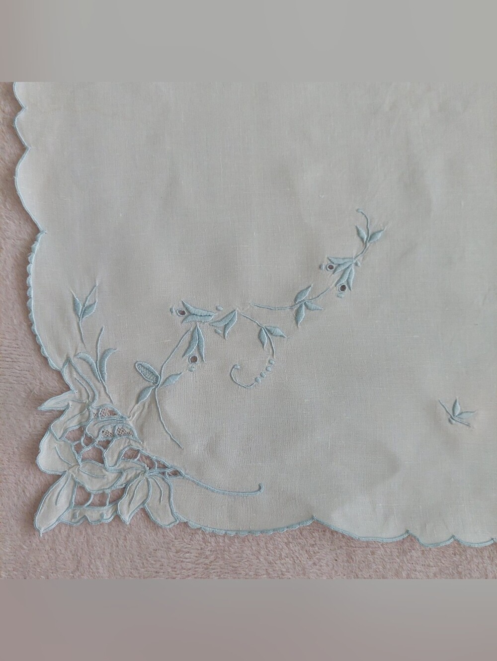 Vintage White Linen Tablecloth and 4 Napkins With Pale Blue Embroidery - Picture 6 of 8